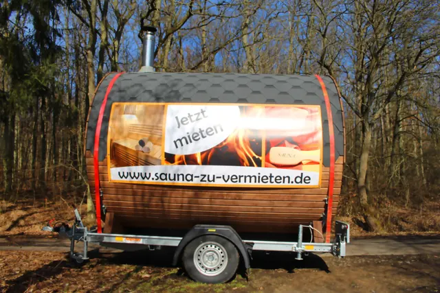 Fass-Sauna auf dem Anhänger am Waldrand