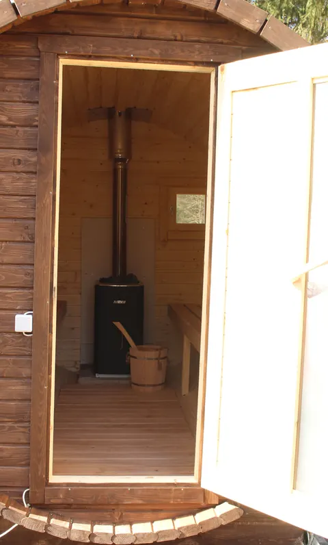 Geöffnete Eingangstür der Fass-Sauna